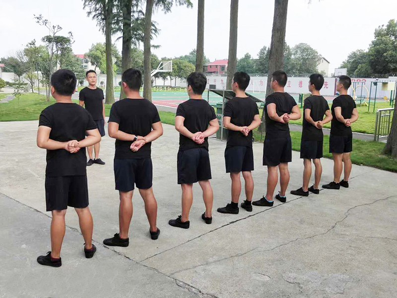 列隊(duì)訓(xùn)練之跨立,行為矯正學(xué)校,青少年教育學(xué)校,特訓(xùn)學(xué)校