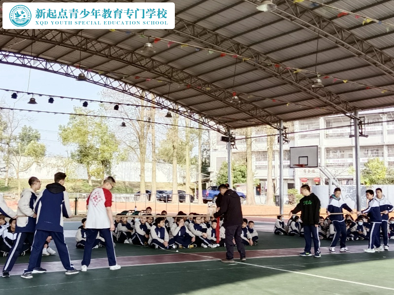 新起點(diǎn)教育專(zhuān)門(mén)學(xué)校舉行一場(chǎng)拔河比賽
