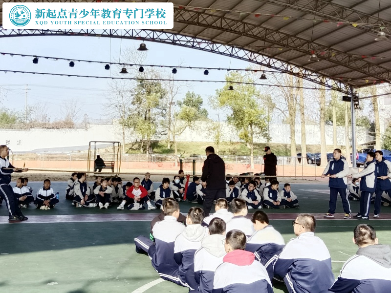 新起點(diǎn)教育專(zhuān)門(mén)學(xué)校舉行一場(chǎng)拔河比賽